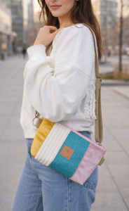 Kolorowa torebka nerka w stylu patchwork – połączenie pastelowych tkanin o różnych fakturach. Lekka, praktyczna i modna, idealna na co dzień i do miejskich stylizacji. Regulowany pasek, nowoczesny design.