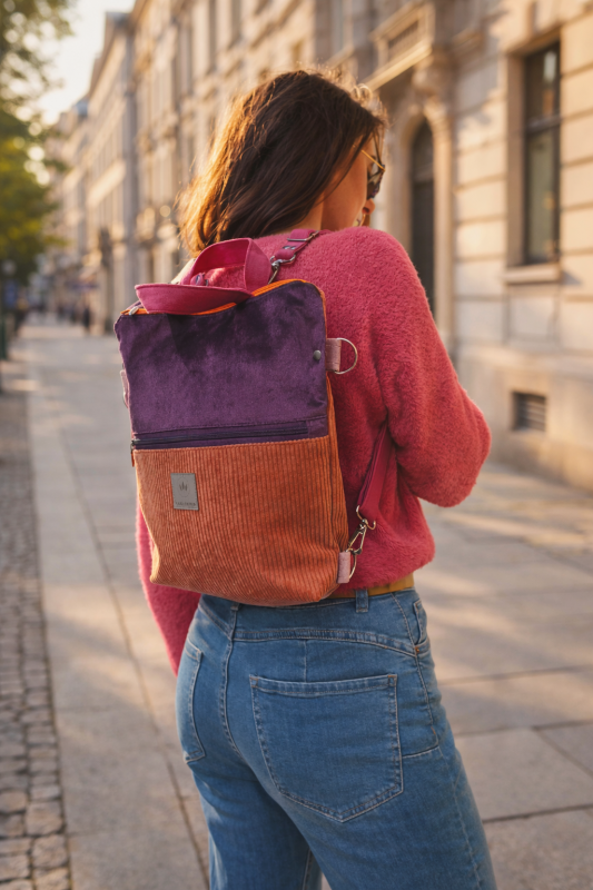 Stylowy plecak 2w1 damski w modnym wydaniu: fioletowo-pomarańczowy, wykonany z miękkiego weluru i sztruksu. Funkcja plecaka i torby, wygodne uchwyty, idealny na co dzień, do miasta i stylizacji lifestyle.