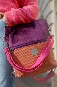 Stylowy plecak 2w1 damski w modnym wydaniu: fioletowo-pomarańczowy, wykonany z miękkiego weluru i sztruksu. Funkcja plecaka i torby, wygodne uchwyty, idealny na co dzień, do miasta i stylizacji lifestyle.