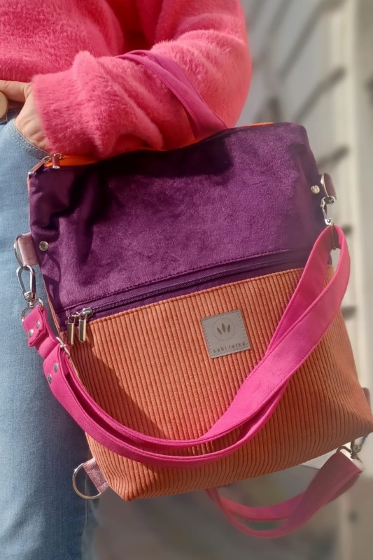 Stylowy plecak 2w1 damski w modnym wydaniu: fioletowo-pomarańczowy, wykonany z miękkiego weluru i sztruksu. Funkcja plecaka i torby, wygodne uchwyty, idealny na co dzień, do miasta i stylizacji lifestyle.
