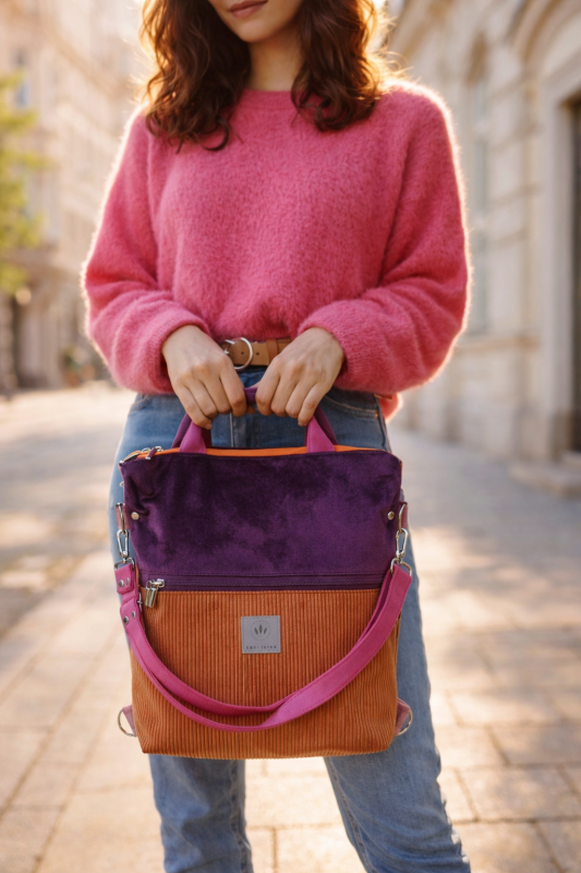 Stylowy plecak 2w1 damski w modnym wydaniu: fioletowo-pomarańczowy, wykonany z miękkiego weluru i sztruksu. Funkcja plecaka i torby, wygodne uchwyty, idealny na co dzień, do miasta i stylizacji lifestyle.