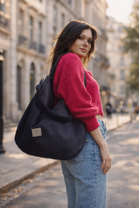 Czarna zamszowa torba hobo o miękkiej formie i eleganckim charakterze. Stylowa, pojemna i wygodna na ramię – idealna do codziennych i miejskich stylizacji. Ponadczasowy design i wysoka jakość wykonania.