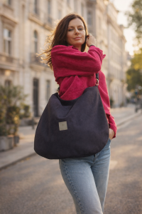 Czarna zamszowa torba hobo o miękkiej formie i eleganckim charakterze. Stylowa, pojemna i wygodna na ramię – idealna do codziennych i miejskich stylizacji. Ponadczasowy design i wysoka jakość wykonania.