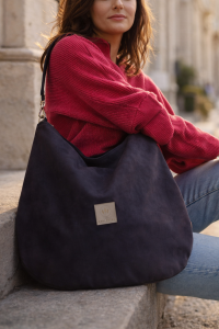 Czarna zamszowa torba hobo o miękkiej formie i eleganckim charakterze. Stylowa, pojemna i wygodna na ramię – idealna do codziennych i miejskich stylizacji. Ponadczasowy design i wysoka jakość wykonania.
