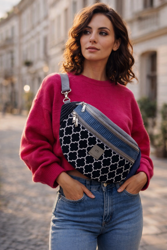 Stylowa nerka XL z geometrycznym wzorem w kolorze granatowo-białym. Pojemna, wygodna i praktyczna, z regulowanym paskiem i solidnymi zamkami. Idealna na co dzień, spacery i miejskie stylizacje.