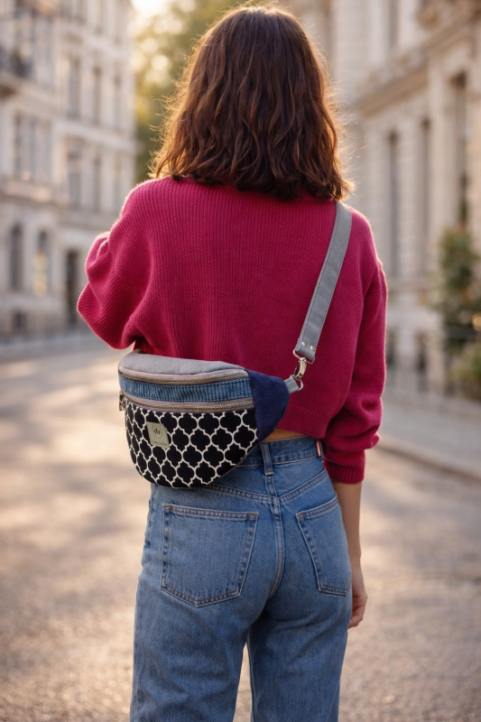 Stylowa nerka XL z geometrycznym wzorem w kolorze granatowo-białym. Pojemna, wygodna i praktyczna, z regulowanym paskiem i solidnymi zamkami. Idealna na co dzień, spacery i miejskie stylizacje.