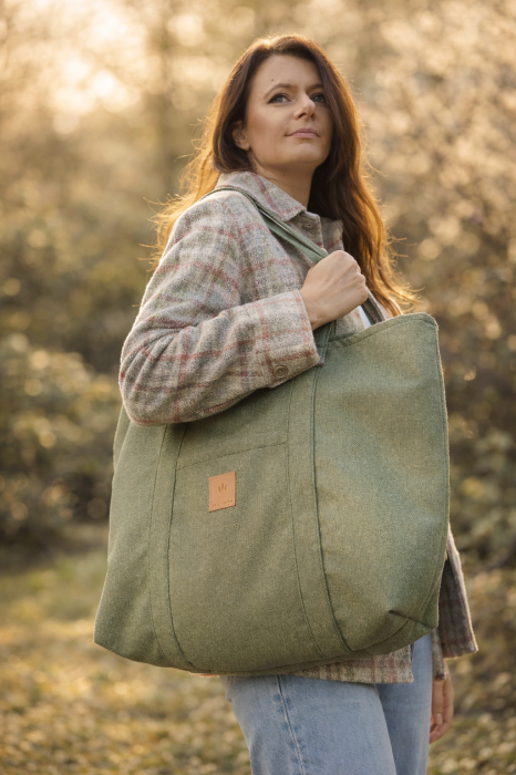 Stylowa torba shopper z plecionki tapicerskiej – trwała, pojemna i wygodna na co dzień. Naturalna faktura, solidne uchwyty i ponadczasowy design sprawdzą się na zakupy, do pracy i na spacer.