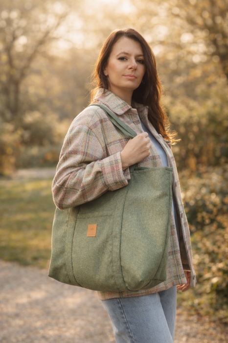 Stylowa torba shopper z plecionki tapicerskiej – trwała, pojemna i wygodna na co dzień. Naturalna faktura, solidne uchwyty i ponadczasowy design sprawdzą się na zakupy, do pracy i na spacer.