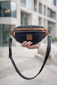 Zamszowa nerka w czarno-brązowej kolorystyce to stylowy i funkcjonalny dodatek na co dzień. Minimalistyczny design, regulowany pasek i wysokiej jakości materiały sprawdzą się w miejskich stylizacjach.