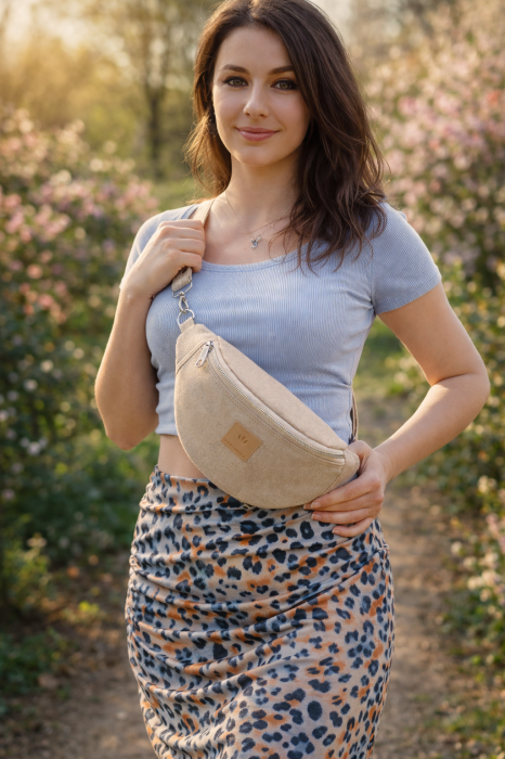 Lniana nerka z plecionki w naturalnym odcieniu beżu – lekka, stylowa i praktyczna. Idealna na spacer, podróż i co dzień. Naturalna faktura, wygodne zapięcie i ponadczasowy design.