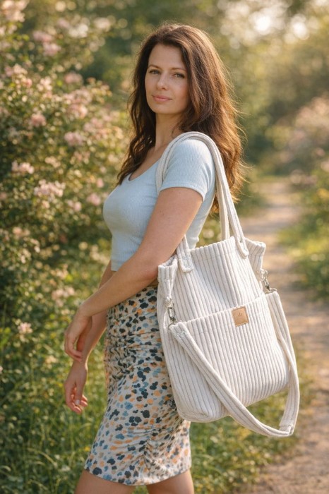 Jasna sztruksowa shopperka o miękkiej fakturze i pojemnym wnętrzu. Stylowa torba na ramię i crossbody, idealna na co dzień, spacery i zakupy. Naturalny kolor, minimalistyczny design, modny styl lifestyle.