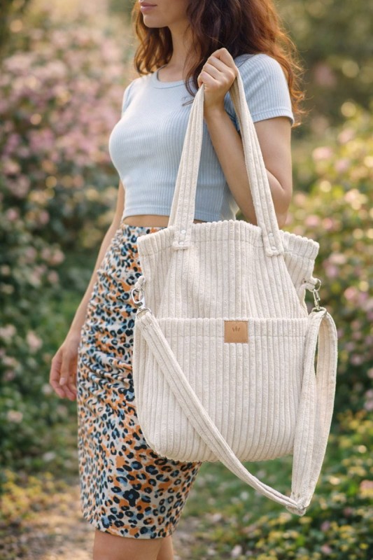 Jasna sztruksowa shopperka o miękkiej fakturze i pojemnym wnętrzu. Stylowa torba na ramię i crossbody, idealna na co dzień, spacery i zakupy. Naturalny kolor, minimalistyczny design, modny styl lifestyle.