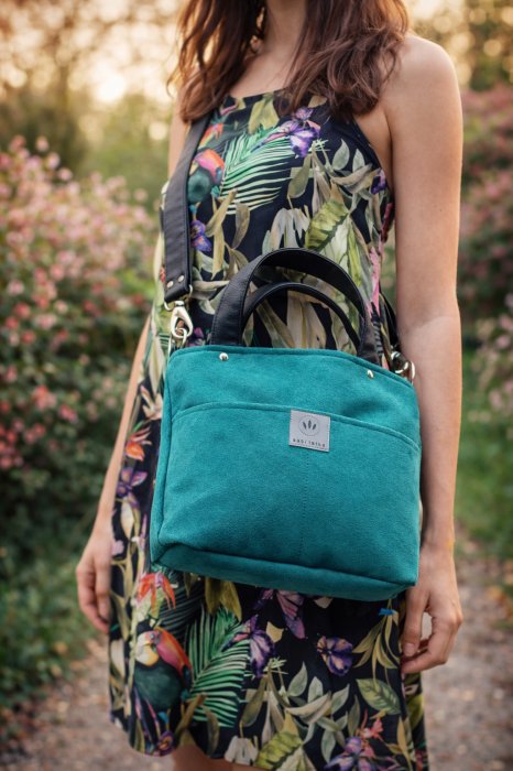 Stylowa mini torebka z zamszu tapicerskiego z praktycznymi kieszeniami na froncie. Lekka, trwała i funkcjonalna – idealna na co dzień. Modny design, wysoka jakość i wygoda noszenia w każdej stylizacji.