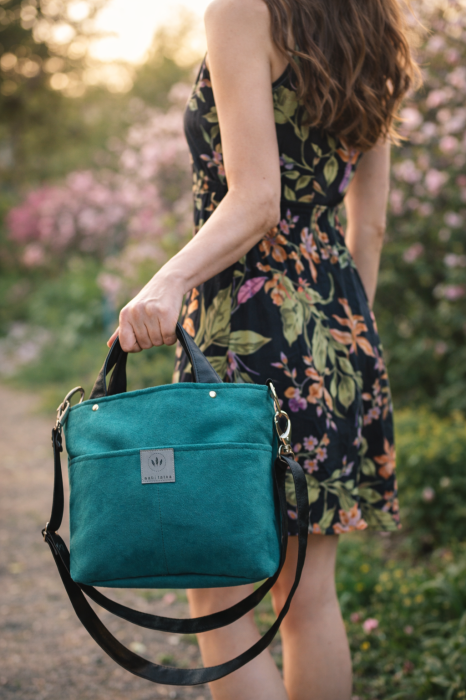 Stylowa mini torebka z zamszu tapicerskiego z praktycznymi kieszeniami na froncie. Lekka, trwała i funkcjonalna – idealna na co dzień. Modny design, wysoka jakość i wygoda noszenia w każdej stylizacji.