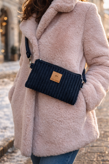 Sztruksowa saszetka na telefon w eleganckim czarnym kolorze. Miękka faktura, poręczny rozmiar i minimalistyczny design sprawiają, że idealnie sprawdzi się na co dzień i w podróży.