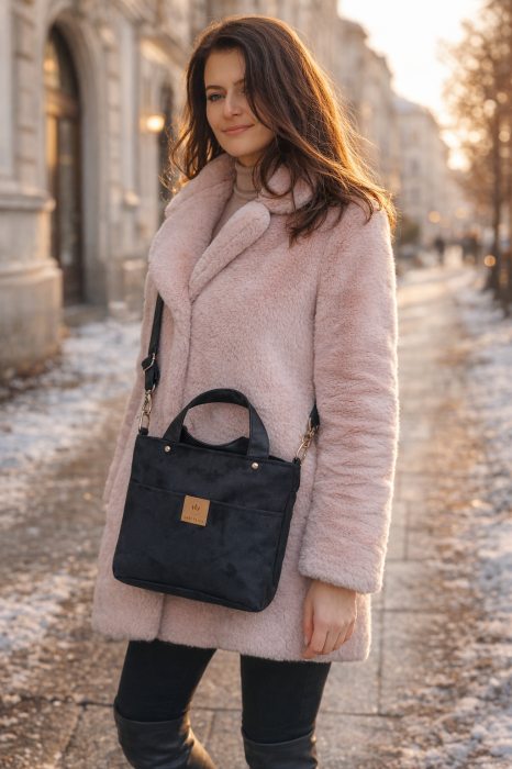 Mała zamszowa torebka crossbody w eleganckim, ponadczasowym stylu. Lekka, praktyczna i wygodna na co dzień. Idealna na spacery, zakupy i miejskie stylizacje, dodaje klasy każdemu outfitowi.