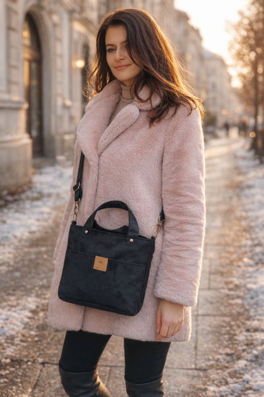 Mała zamszowa torebka crossbody w eleganckim, ponadczasowym stylu. Lekka, praktyczna i wygodna na co dzień. Idealna na spacery, zakupy i miejskie stylizacje, dodaje klasy każdemu outfitowi.