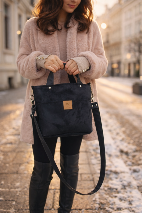 Mała zamszowa torebka crossbody w eleganckim, ponadczasowym stylu. Lekka, praktyczna i wygodna na co dzień. Idealna na spacery, zakupy i miejskie stylizacje, dodaje klasy każdemu outfitowi.