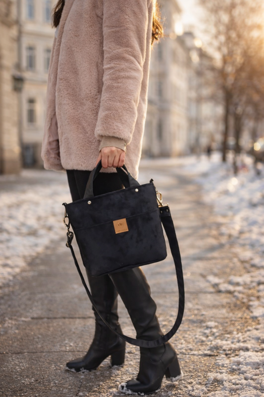 Mała zamszowa torebka crossbody w eleganckim, ponadczasowym stylu. Lekka, praktyczna i wygodna na co dzień. Idealna na spacery, zakupy i miejskie stylizacje, dodaje klasy każdemu outfitowi.