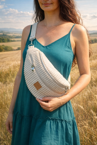 Duża sztruksowa nerka w kolorze kremowym – modna i praktyczna. Miękka faktura, pojemne wnętrze i regulowany pasek sprawiają, że idealnie sprawdzi się na co dzień, w podróży i na spacerze.