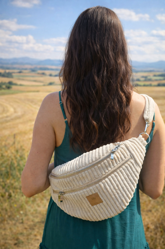 Duża sztruksowa nerka w kolorze kremowym – modna i praktyczna. Miękka faktura, pojemne wnętrze i regulowany pasek sprawiają, że idealnie sprawdzi się na co dzień, w podróży i na spacerze.