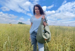 Torba worek z lnianej plecionki o miękkiej, naturalnej fakturze. Lekka, pojemna i wygodna, idealna na co dzień. Subtelny, minimalistyczny design w neutralnym kolorze pasuje do stylizacji casual i boho.