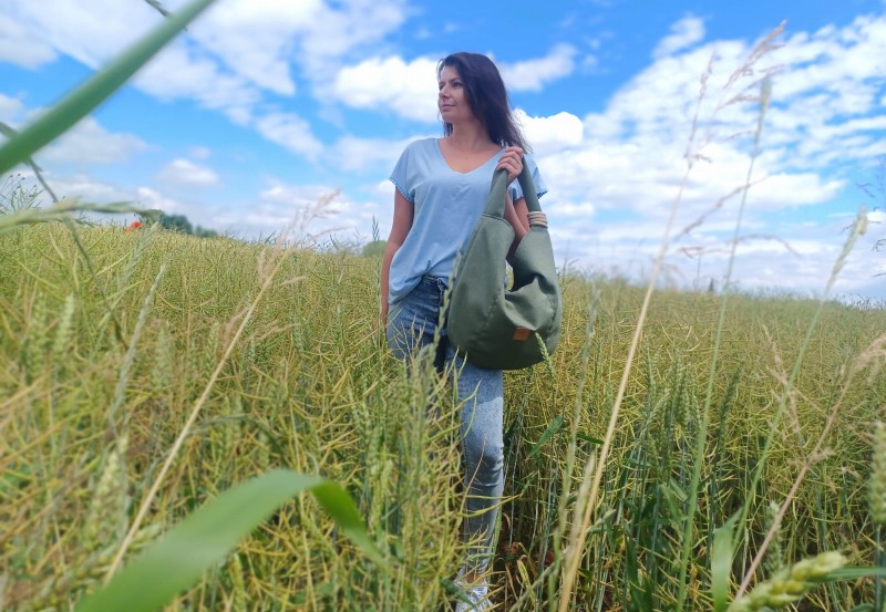 Torba worek z lnianej plecionki o miękkiej, naturalnej fakturze. Lekka, pojemna i wygodna, idealna na co dzień. Subtelny, minimalistyczny design w neutralnym kolorze pasuje do stylizacji casual i boho.