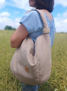 Torba worek z lnianej plecionki o miękkiej, naturalnej fakturze. Lekka, pojemna i wygodna, idealna na co dzień. Subtelny, minimalistyczny design w neutralnym kolorze pasuje do stylizacji casual i boho.