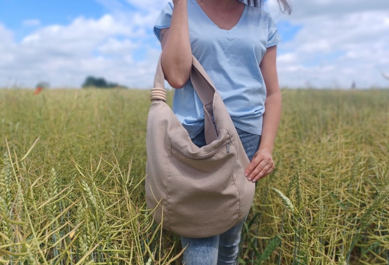 Torba worek z lnianej plecionki o miękkiej, naturalnej fakturze. Lekka, pojemna i wygodna, idealna na co dzień. Subtelny, minimalistyczny design w neutralnym kolorze pasuje do stylizacji casual i boho.