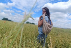 Torba worek z lnianej plecionki o miękkiej, naturalnej fakturze. Lekka, pojemna i wygodna, idealna na co dzień. Subtelny, minimalistyczny design w neutralnym kolorze pasuje do stylizacji casual i boho.