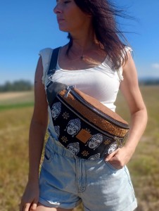 Duża nerka damska z motywem Buddy, w kolorze czarnym ze złotymi detalami. Stylowa, pojemna i wygodna saszetka na biodra lub ramię, idealna do codziennych stylizacji i podróży.