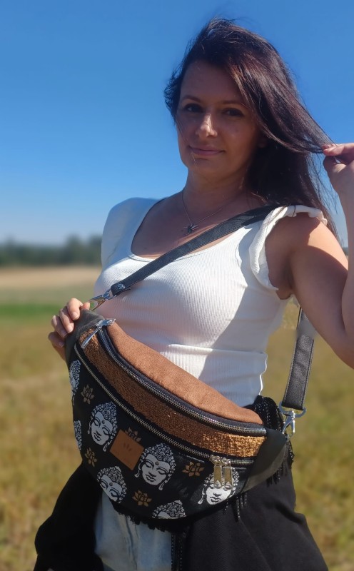 Duża nerka damska z motywem Buddy, w kolorze czarnym ze złotymi detalami. Stylowa, pojemna i wygodna saszetka na biodra lub ramię, idealna do codziennych stylizacji i podróży.