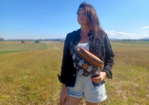 Duża nerka damska z motywem Buddy, w kolorze czarnym ze złotymi detalami. Stylowa, pojemna i wygodna saszetka na biodra lub ramię, idealna do codziennych stylizacji i podróży.