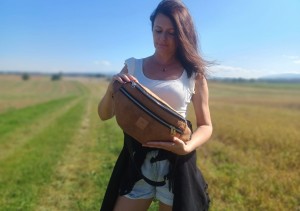 Duża nerka z naturalnego zamszu w kolorze brązowym karmelowym. Stylowa, pojemna i wygodna, z podwójnym zamkiem i regulowanym paskiem. Idealna do codziennych stylizacji i looków lifestyle.