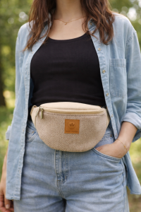 Beżowa nerka w rozmiarze basic, wykonana z przyjemnej w dotyku plecionki i jasnego zamszu. Regulowany pasek i skórzana naszywka z logo nadają jej naturalny, minimalistyczny charakter.