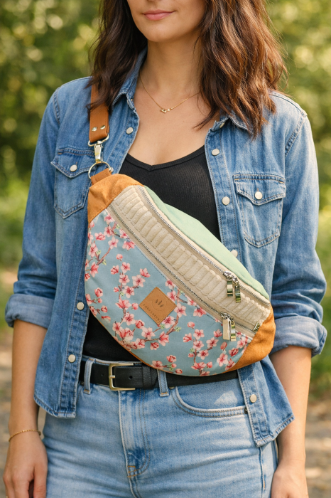 Kolorowa maxi nerka w kwiatowy wzór, wykonana z przyjemnych w dotyku tkanin. Pojemna, wygodna, idealna na co dzień i podróże. Regulowany pasek, styl boho, modny dodatek na każdą porę roku.