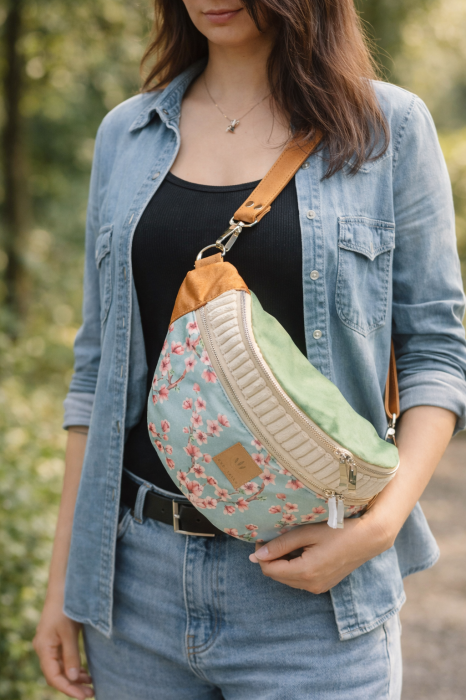 Kolorowa maxi nerka w kwiatowy wzór, wykonana z przyjemnych w dotyku tkanin. Pojemna, wygodna, idealna na co dzień i podróże. Regulowany pasek, styl boho, modny dodatek na każdą porę roku.