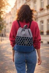 Stylowy workoplecak w szaro-granatowej kolorystyce z geometrycznym wzorem. Lekki, wygodny i pojemny, idealny na co dzień i miejskie spacery. Modny dodatek do casualowych i lifestyle’owych stylizacji.