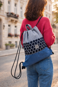 Stylowy workoplecak w szaro-granatowej kolorystyce z geometrycznym wzorem. Lekki, wygodny i pojemny, idealny na co dzień i miejskie spacery. Modny dodatek do casualowych i lifestyle’owych stylizacji.
