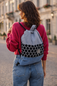 Stylowy workoplecak w szaro-granatowej kolorystyce z geometrycznym wzorem. Lekki, wygodny i pojemny, idealny na co dzień i miejskie spacery. Modny dodatek do casualowych i lifestyle’owych stylizacji.