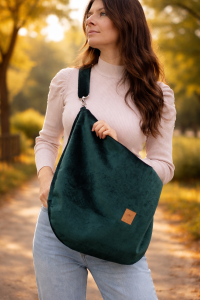 Duża, stylowa torebka w kolorze butelkowej zieleni, wykonana z miękkiego, aksamitnego materiału. Posiada wygodny pasek na ramię, solidne metalowe okucia oraz subtelne logo, idealna do codziennych miejskich stylizacji.