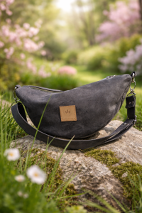 Zamszowa torebka rogalik noszona na skos doskonale uzupełnia romantyczne stylizacje i codzienne outfity. Modny kolor khaki oraz wygodny fason sprawiają, że torebka świetnie sprawdzi się na wyjście do miasta lub w podróży.