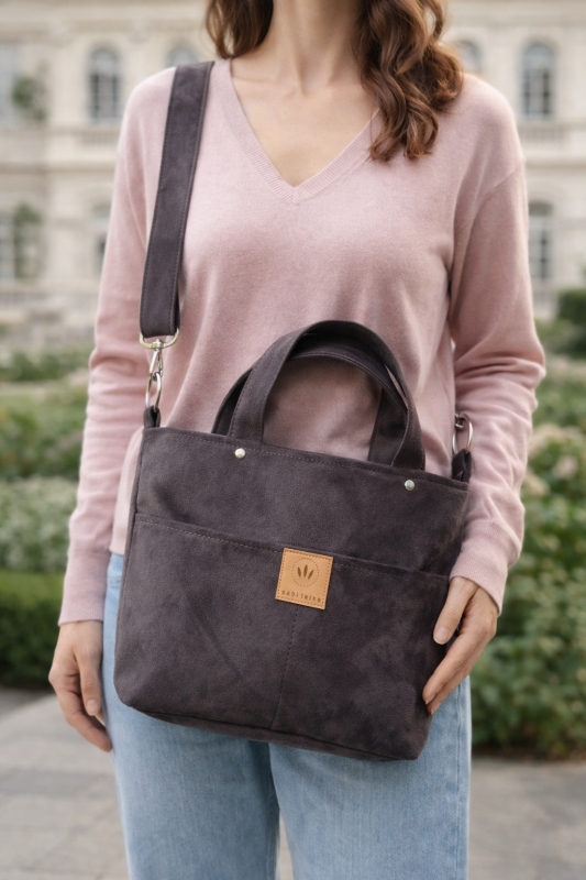 Mała zamszowa torebka crossbody w eleganckim, ponadczasowym stylu. Lekka, praktyczna i wygodna na co dzień. Idealna na spacery, zakupy i miejskie stylizacje, dodaje klasy każdemu outfitowi.