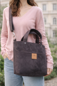 Mała zamszowa torebka crossbody w eleganckim, ponadczasowym stylu. Lekka, praktyczna i wygodna na co dzień. Idealna na spacery, zakupy i miejskie stylizacje, dodaje klasy każdemu outfitowi.