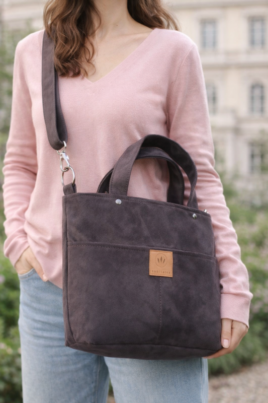 Mała zamszowa torebka crossbody w eleganckim, ponadczasowym stylu. Lekka, praktyczna i wygodna na co dzień. Idealna na spacery, zakupy i miejskie stylizacje, dodaje klasy każdemu outfitowi.