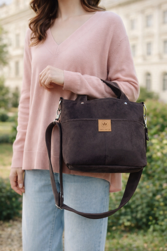 Mała zamszowa torebka crossbody w eleganckim, ponadczasowym stylu. Lekka, praktyczna i wygodna na co dzień. Idealna na spacery, zakupy i miejskie stylizacje, dodaje klasy każdemu outfitowi.