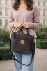 Mała zamszowa torebka crossbody w eleganckim, ponadczasowym stylu. Lekka, praktyczna i wygodna na co dzień. Idealna na spacery, zakupy i miejskie stylizacje, dodaje klasy każdemu outfitowi.