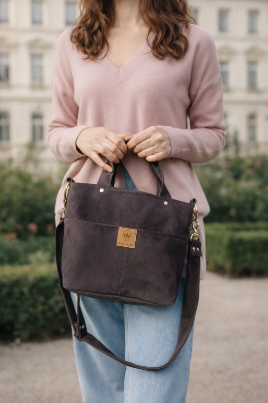 Mała zamszowa torebka crossbody w eleganckim, ponadczasowym stylu. Lekka, praktyczna i wygodna na co dzień. Idealna na spacery, zakupy i miejskie stylizacje, dodaje klasy każdemu outfitowi.