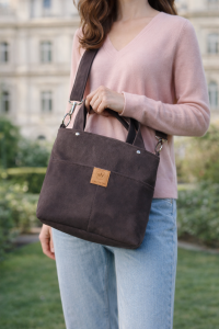 Mała zamszowa torebka crossbody w eleganckim, ponadczasowym stylu. Lekka, praktyczna i wygodna na co dzień. Idealna na spacery, zakupy i miejskie stylizacje, dodaje klasy każdemu outfitowi.