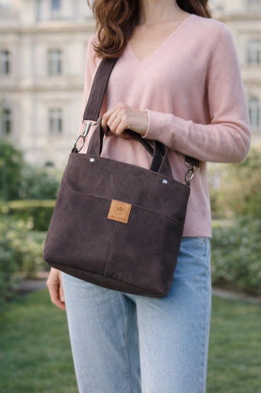 Mała zamszowa torebka crossbody w eleganckim, ponadczasowym stylu. Lekka, praktyczna i wygodna na co dzień. Idealna na spacery, zakupy i miejskie stylizacje, dodaje klasy każdemu outfitowi.